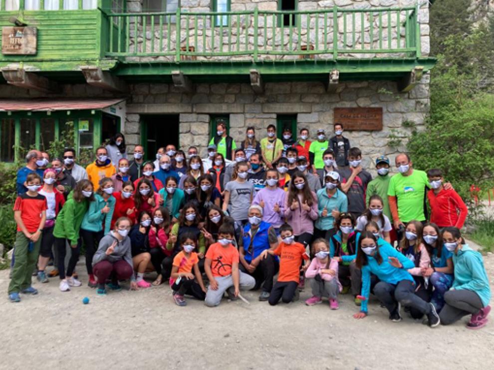El numeroso grupo, junto al refugio Casa de Piedra.