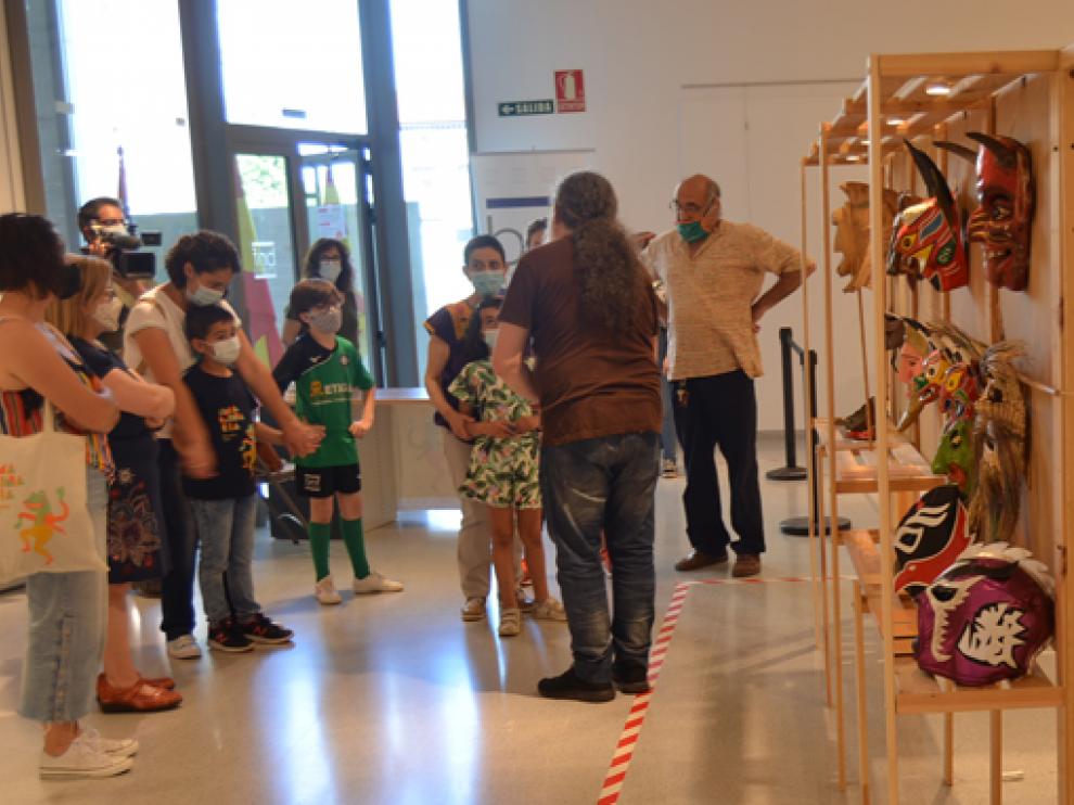 La exposición de máscaras La mirada del otro se exhibe en la sala del Ayuntamiento.