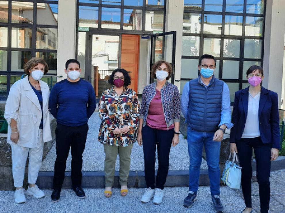 Visita de la directora provincial de Educación, Olga Alastruey, ayer al Ceip Joaquín Costa de Graus.