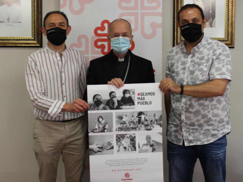 El obispo de Huesca y Jaca, Julián Ruiz, ayer junto a Felipe Munuera (i) y Jaime Esparrach.
