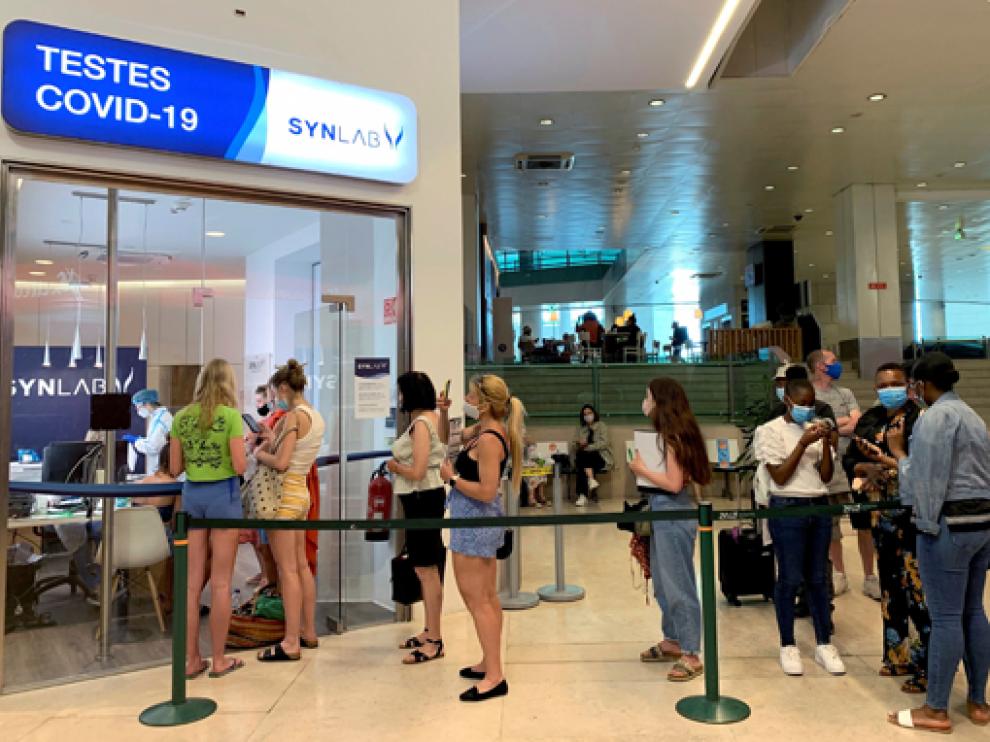 Colas de viajeros ayer en el aeropuerto de Lisboa tras retirar Londres al país de su “lista verde” de destinos seguros.