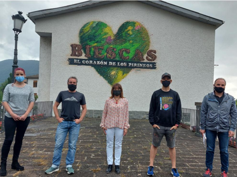 Marta Luis, Javier Etura, Nuria Pargada, Sergio Beltrán y Pepe Otal, junto al gran corazón.