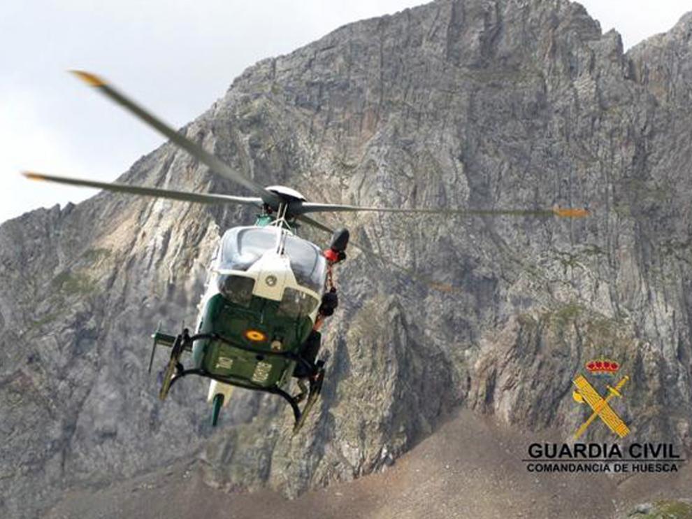 El helicóptero de la Guardia Civil de Huesca en una intervención en montaña.