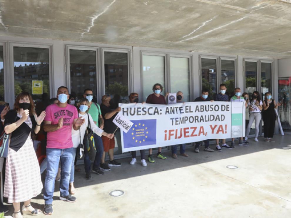 Interinos del Ayuntamiento, concentrados antes del pleno en el que se aprobó una moción sobre estos trabajadores.