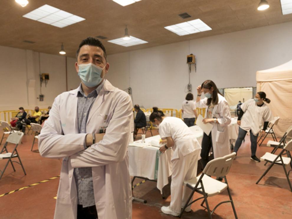 Iván Carpi, jefe de Enfermería de Primaria de Huesca, en el local de vacunación masiva.