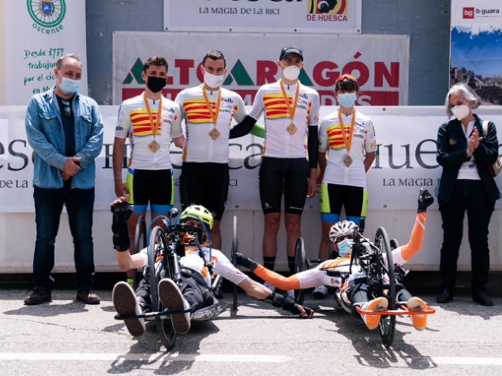 Los campeones élite, sub-23, cadetes y handbikers posan con sus medallas.