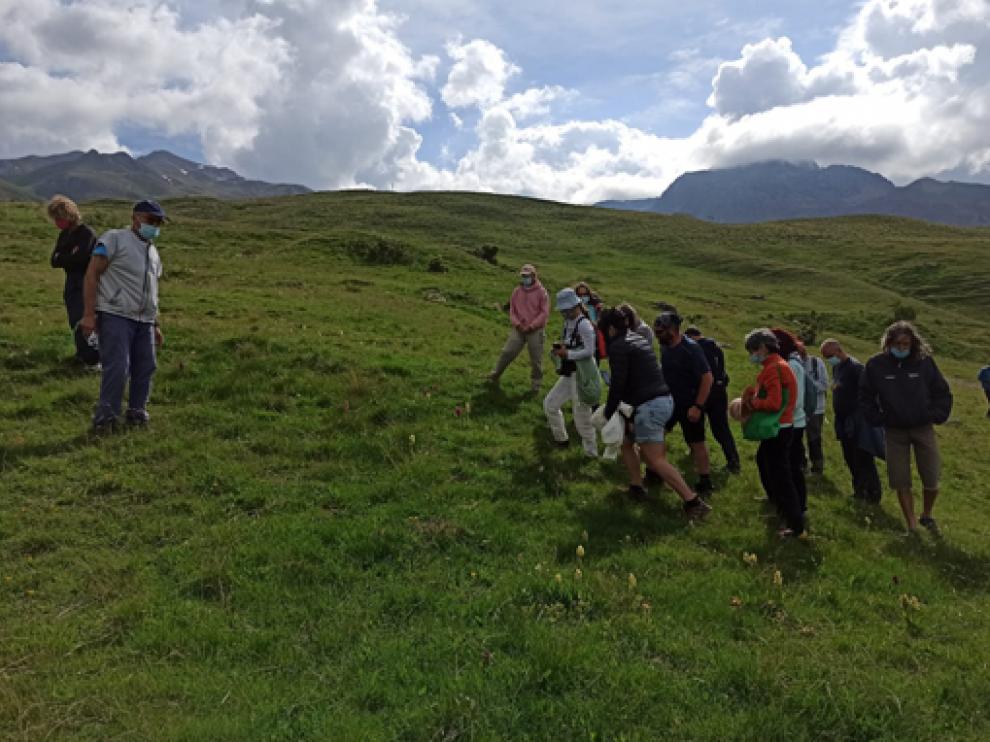 Participantes en la visita a uno de los enclaves naturales con orquídeas, durante la jornada de ayer.