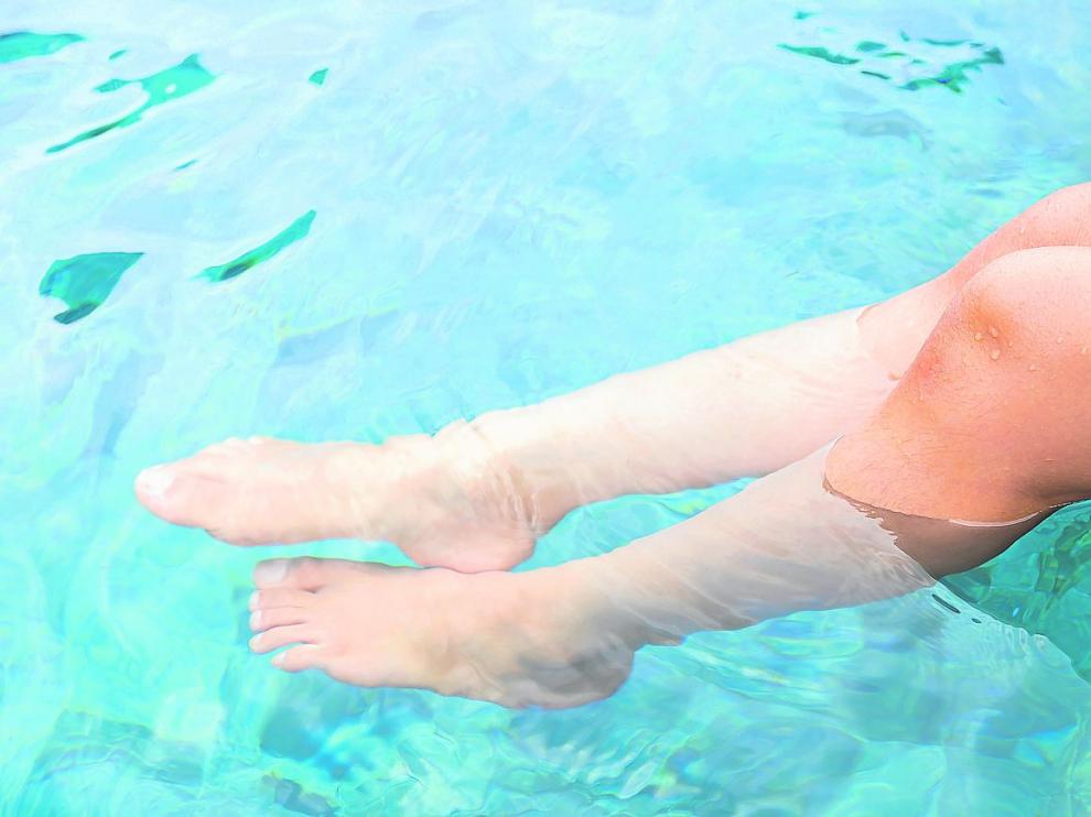 Realizar duchas o baños de agua fría en las piernas es un tipo de tratamiento.
