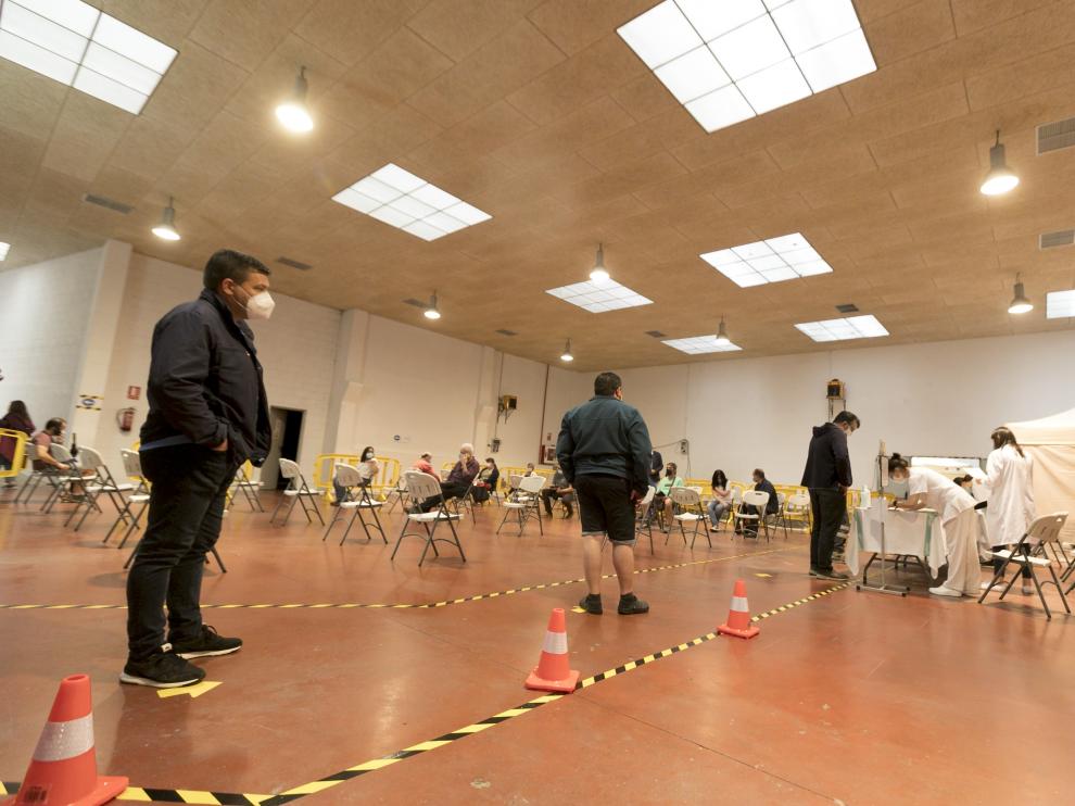 Vacunación masiva en el local de la Asociación de Vecinos de San Lorenzo en Huesca.