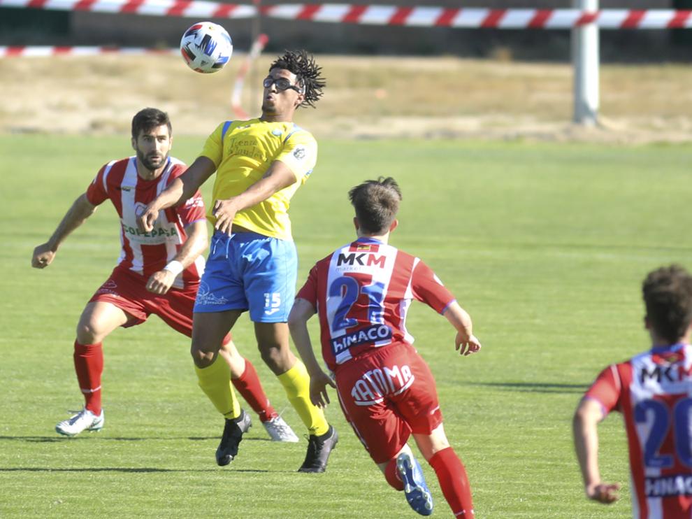 Almudévar y Atlético Monzón ofrecieron un partidazo a los aficionados en La Corona.
