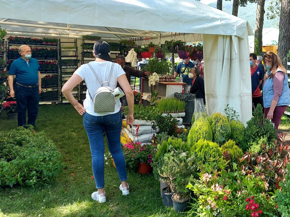 Ambiente en la Feria de la Primavera de Biescas, durante este domingo