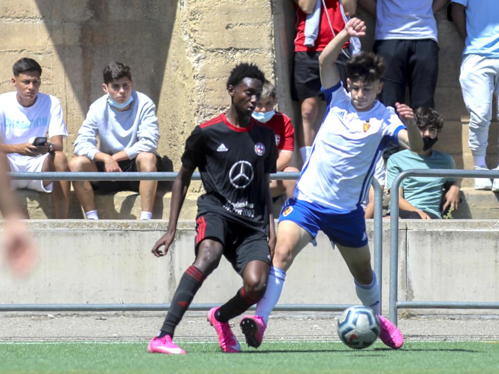 Ellingthon, que abrió el marcador, pugna con un jugador del Zaragoza.