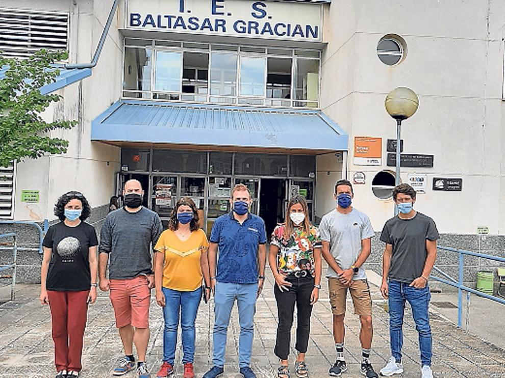 Equipo docente del IES Baltasar Gracián de Graus, en la entrada de acceso al centro
