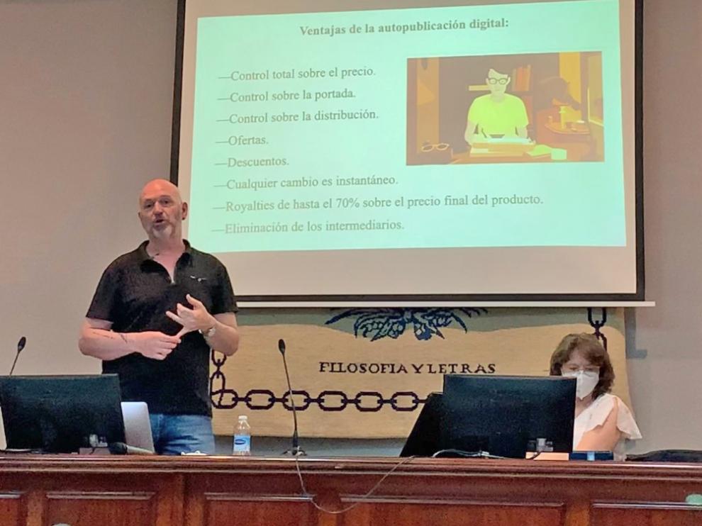 Esteban Navarro durante la charla que ofreció en la Facultad de Filosofía y Letras de Málaga