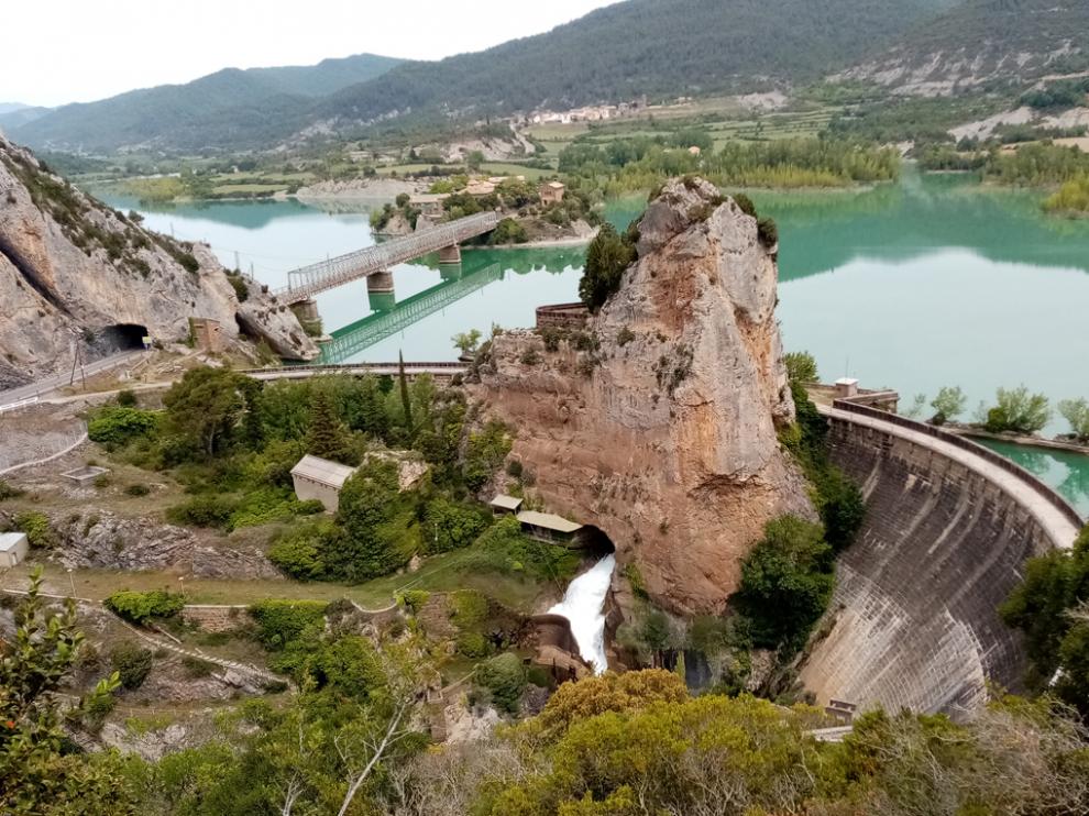 Presa de La Peña, en el río Gállego
