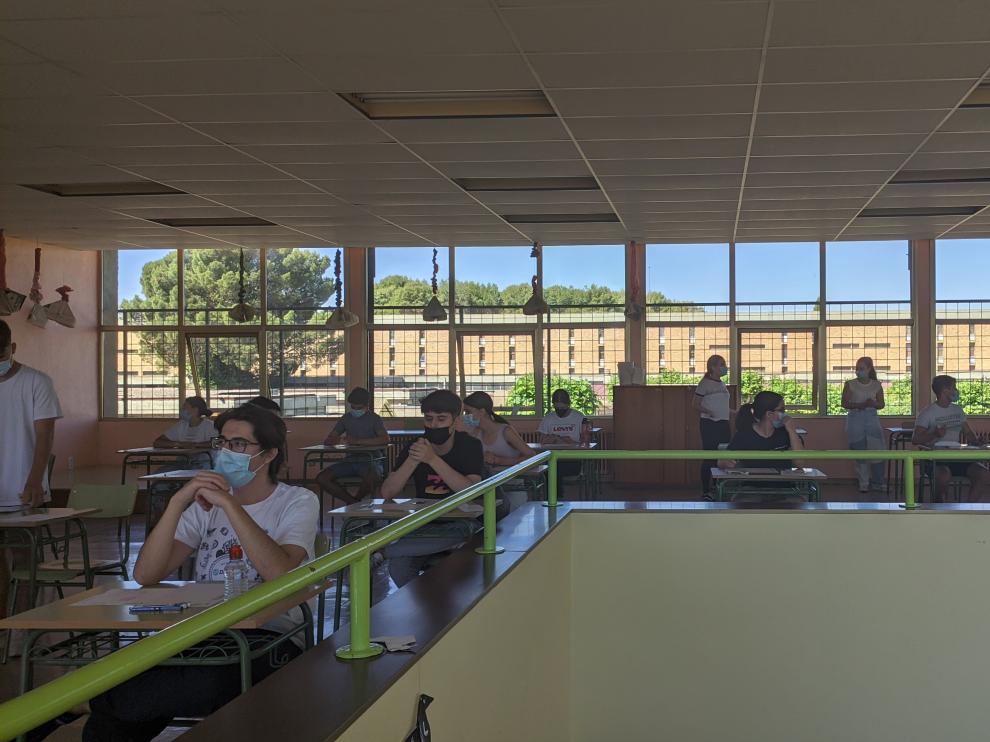 Imágenes de los minutos previos al comienzo de la Evau en una de las sedes de Huesca