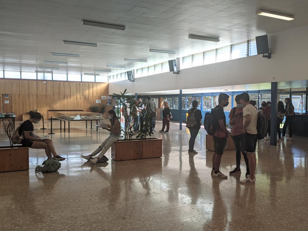 Imágenes de los minutos previos al comienzo de la Evau en una de las sedes de Huesca
