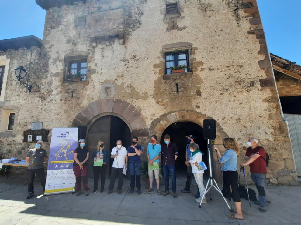 Los implicados en el documento suscrito, frente a la casa natal de Joaquín Maurín en Bonansa
