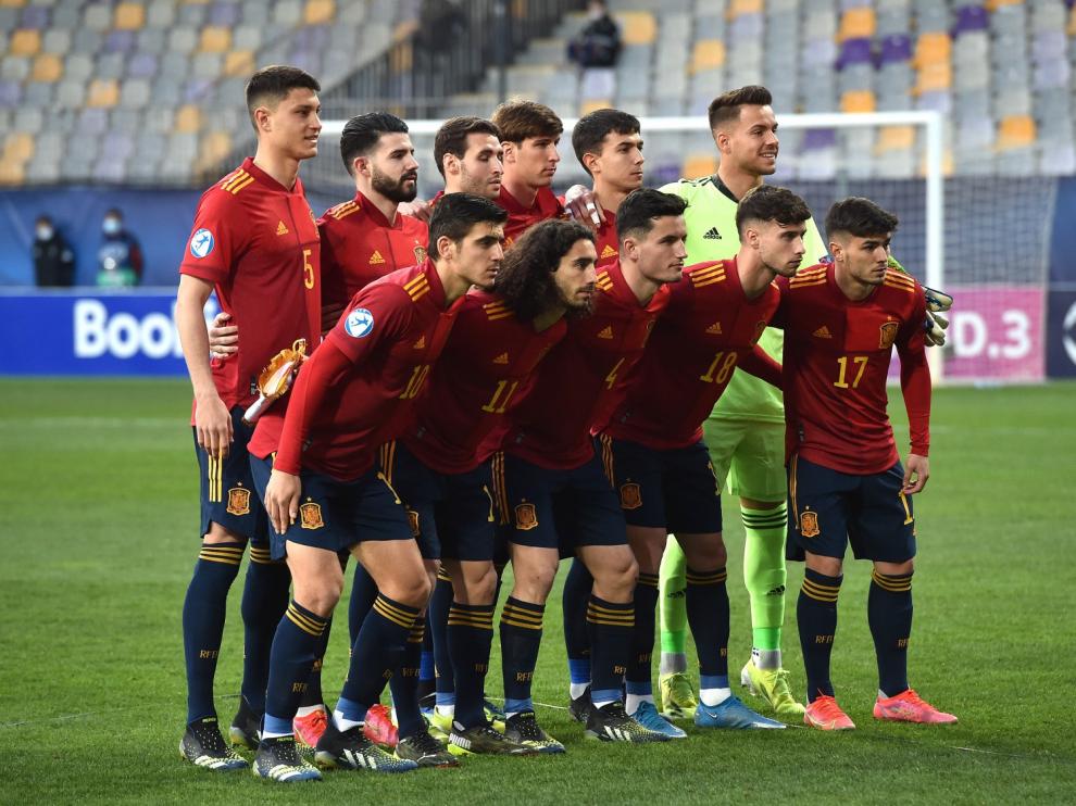 Imagen de un once de la selección sub-21 con Álvaro como titular.