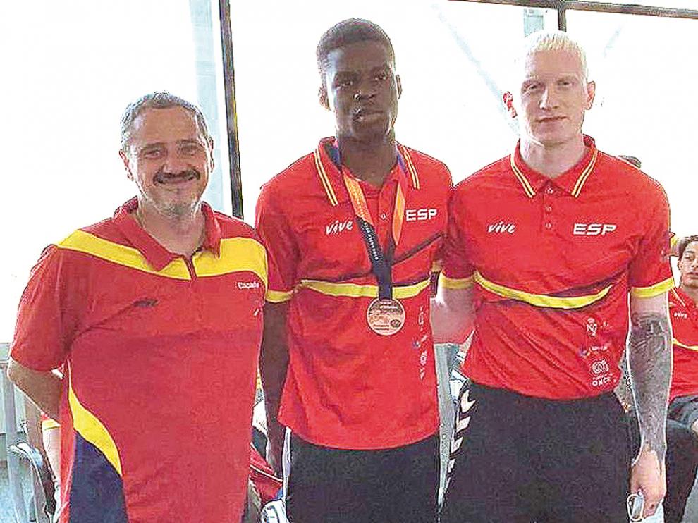 Casimiro Martínez, Winsdom Ikhiuwu con su medalla y Diego Sancho.