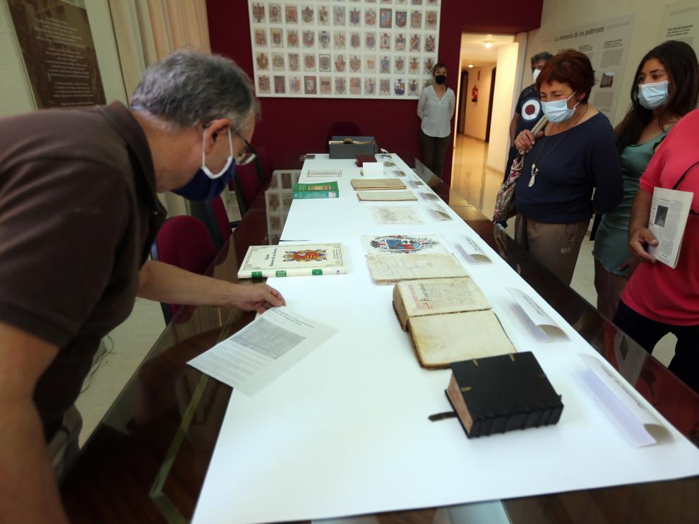 Imagen de una de las visitas guiadas realizadas ayer en el Archivo Histórico Provincial de Huesca.