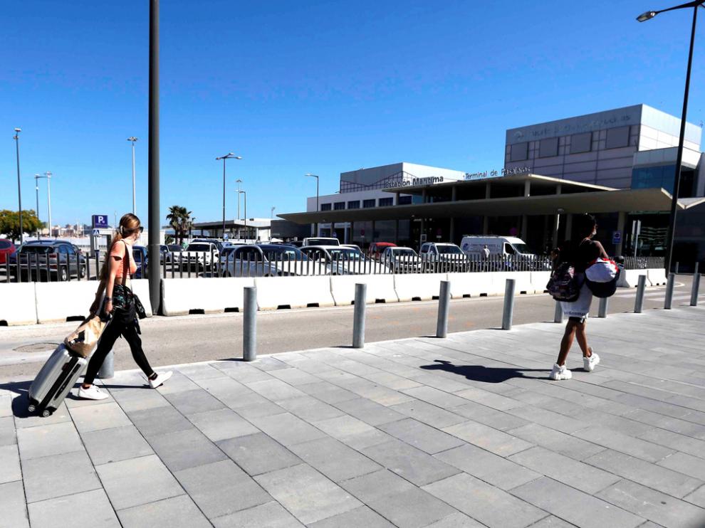 Imagen de la jornada de ayer donde dos personas se dirigen hacia la estación marítima de Algeciras.