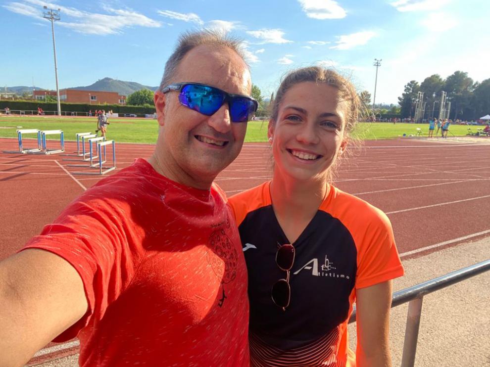 La atleta fragatina Noemí García junto a Phondy, su entrenador.