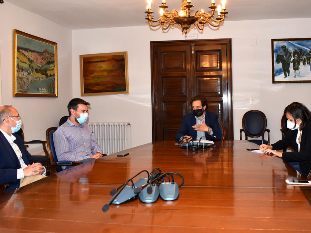 reunión de trabajo mantenida entre el Ayuntamiento y los responsables de la Universidad de la Experiencia para preparar el próximo curso.