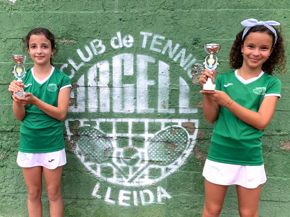 Sara Houghton y Olivia García, con sus trofeos en el torneo celebrado en el CT Urgell de Lérida.