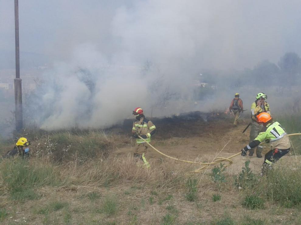 Los equipos de extinción de incendios durante su intervención.