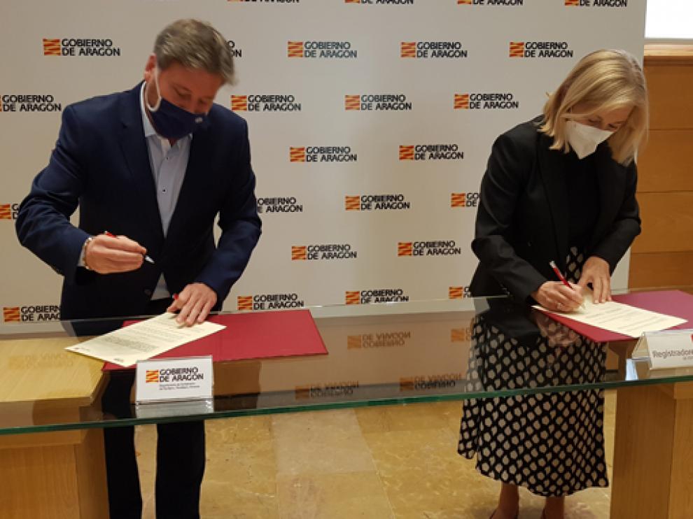 José Luis Soro junto a María de los Ángeles Ruiz durante la firma del convenio.