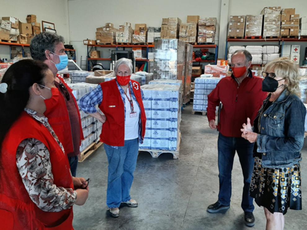 La subdelegada del Gobierno en Huesca, Silvia Salazar, hablando con los voluntarios.