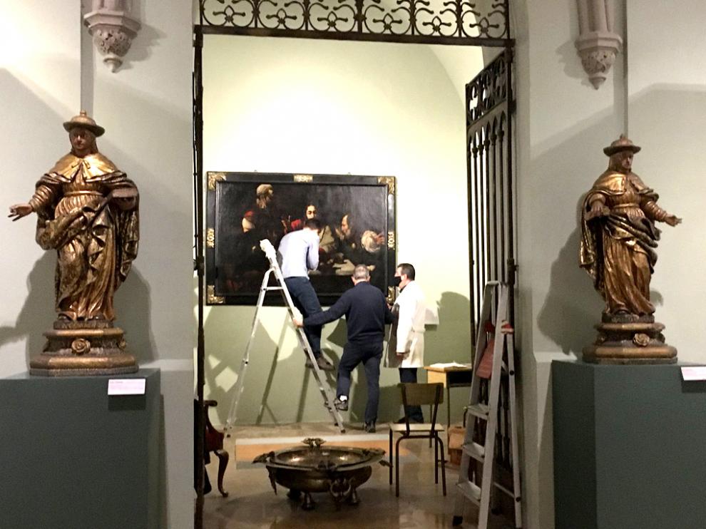 Los investigadores del Campus de Huesca trabajando en el cuadro Los discípulos de Emaús el Museo Diocesano de Huesca