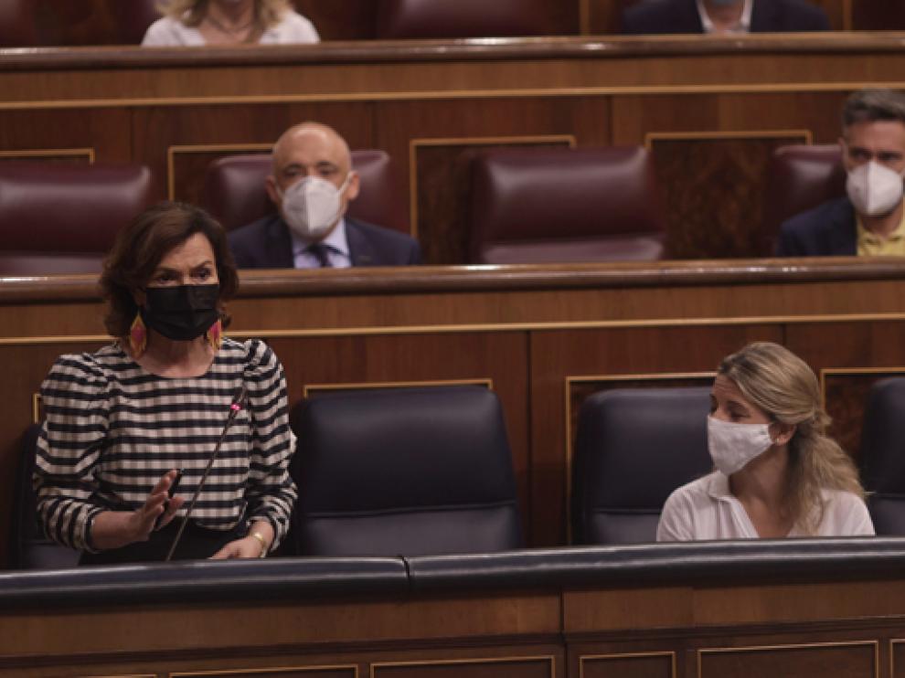 Calvo (izquierda) interviene en la sesión de ayer ante la atenta mirada de Yolanda Díaz (derecha).