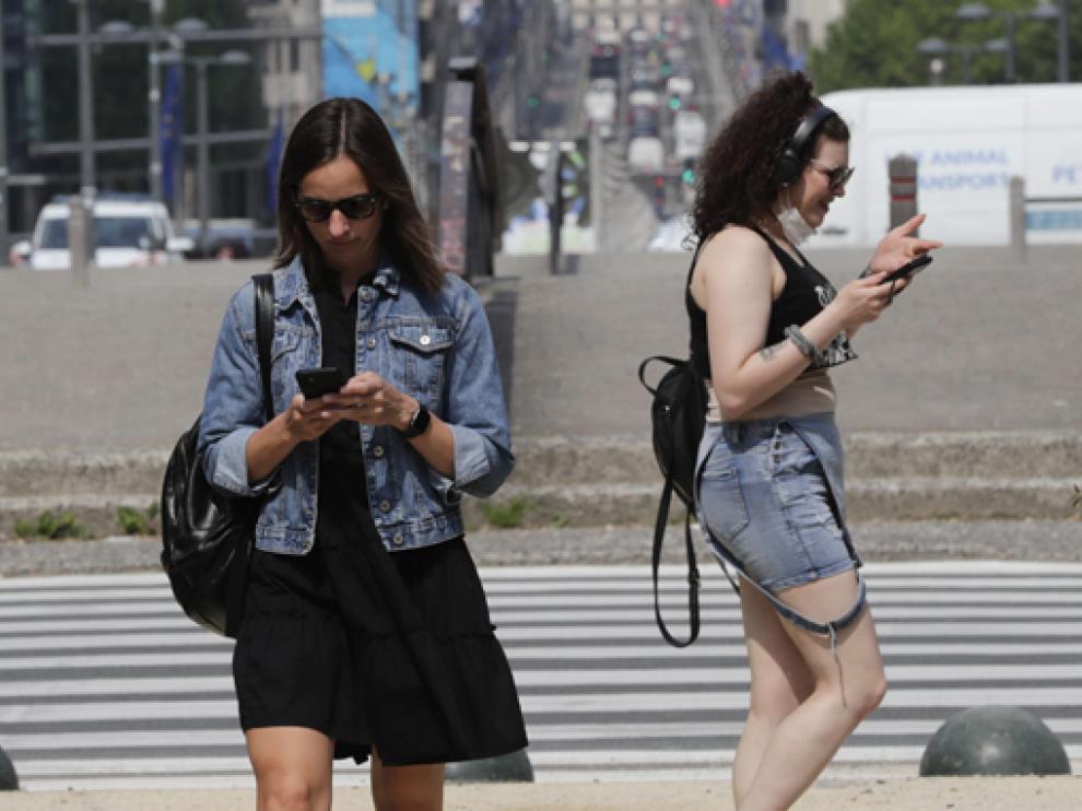Dos mujeres ayer en el centro de Bruselas.