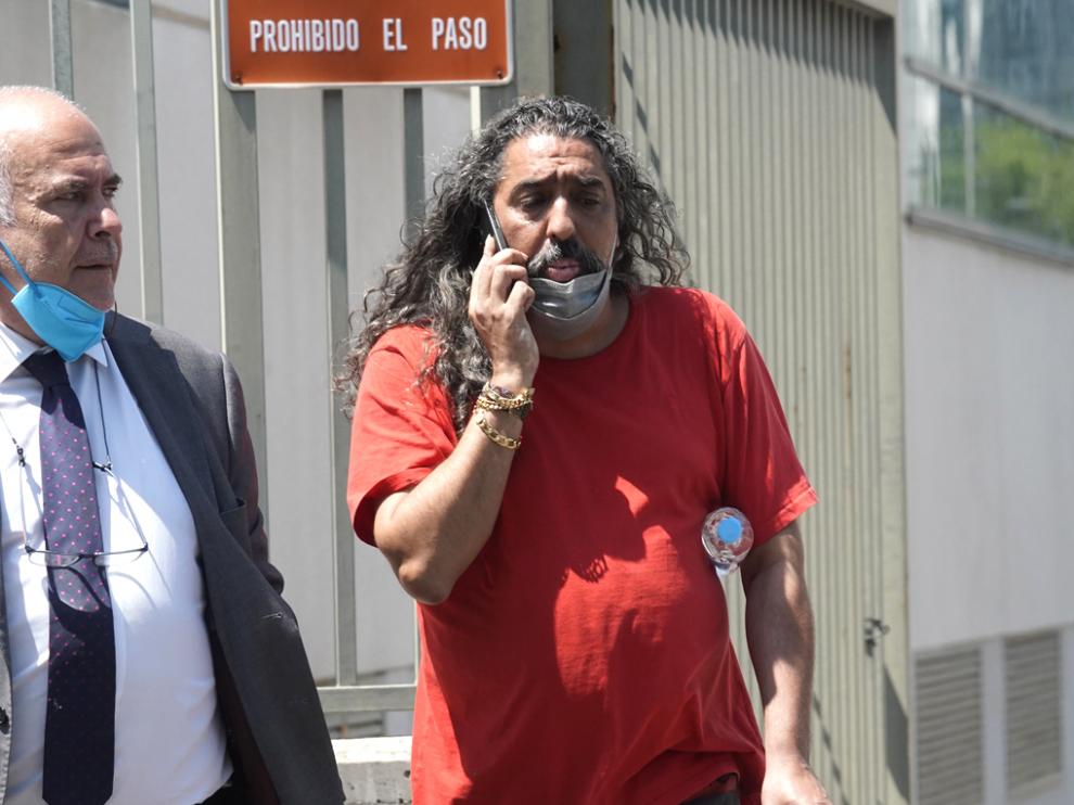 El cantaor Diego El Cigala sale de los juzgados tras quedar en libertad incondicional junto a uno de sus abogados en Madrid