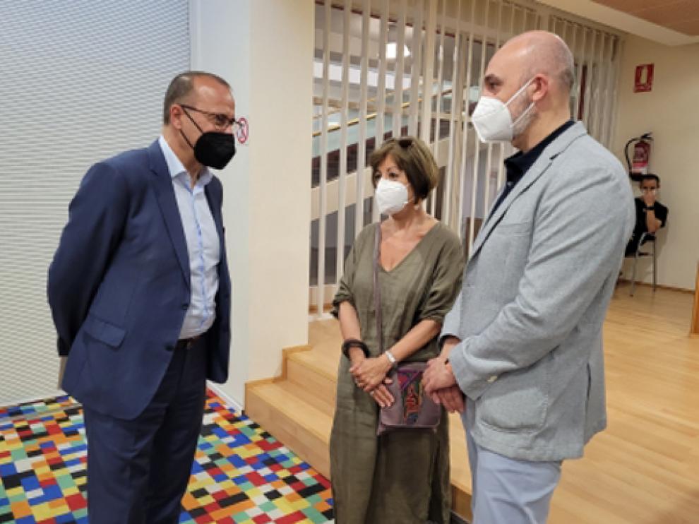 El consejero Felipe Faci, el DG Víctor Lucea y la escritora Ana Alcolea presentan el libro "Mis abrazos perdidos"