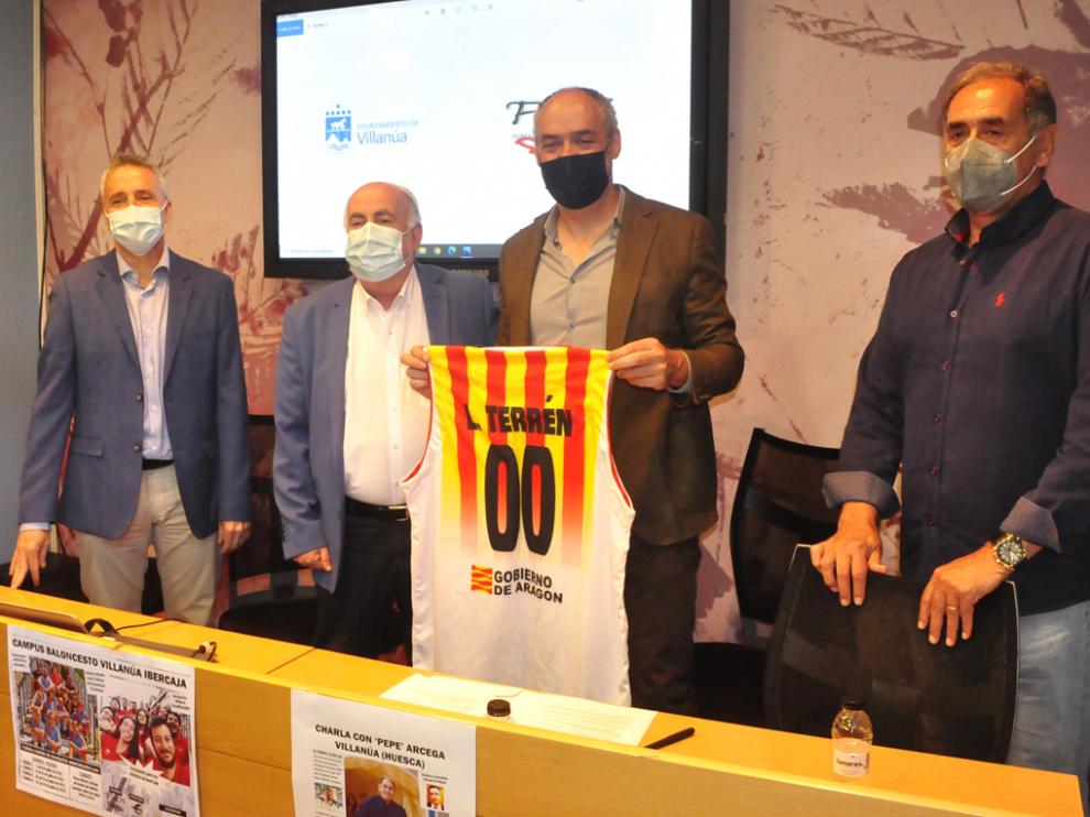 Entrega de una camiseta de la selección aragonesa de baloncesto al alcalde de Villanúa