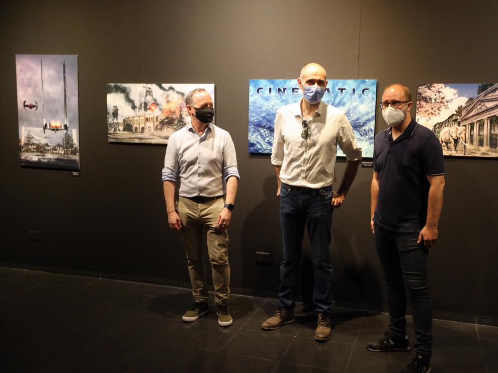 Raúl Sunn en la inauguración de su exposición flanqueado por Ramón Lasosa y Rubén Moreno