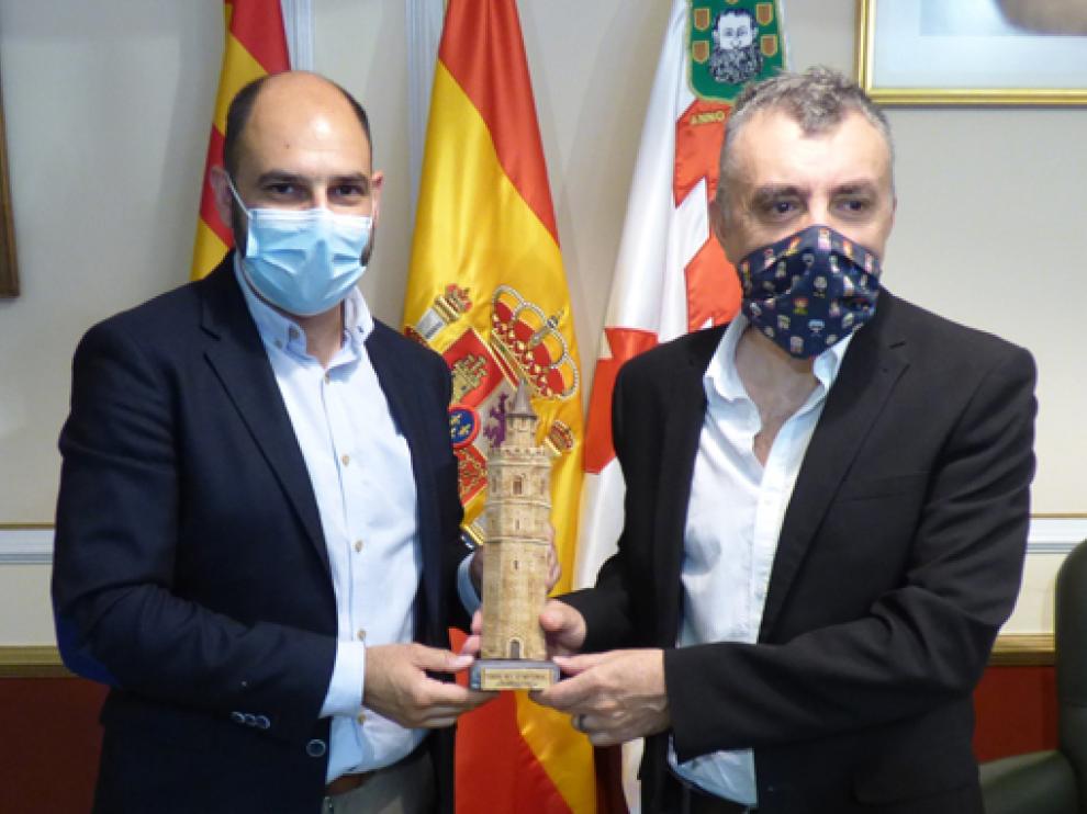 Fernando Torres recibió a Manuel Vilas en el Ayuntamiento de Barbastro.