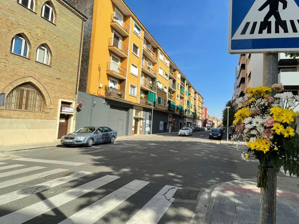 Ramo de flores en el paso de cebra donde fue atropellada la mujer.