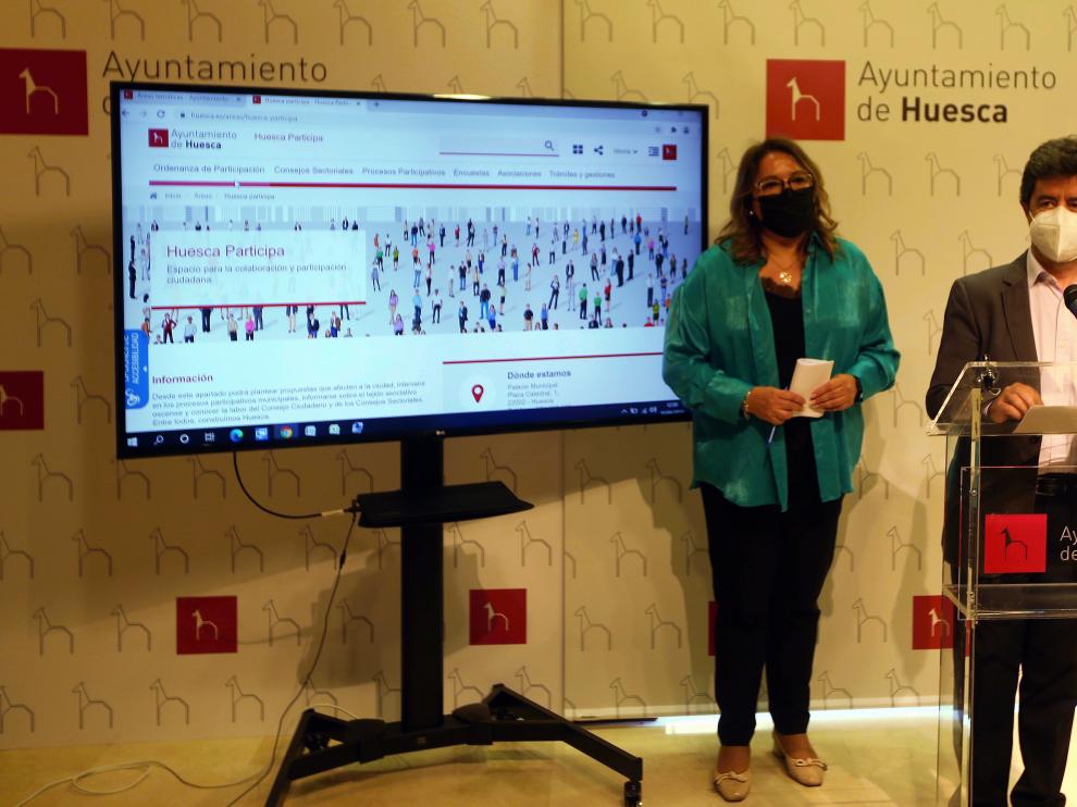 Rosa Serrano y Luis Felipe, presentando la web de participación ciudadana.