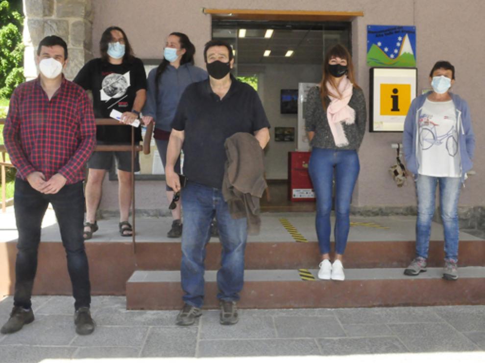 El alcalde de Canfranc (a la izquierda) y cinco de los concejales, a la entrada de la Oficina de Turismo.