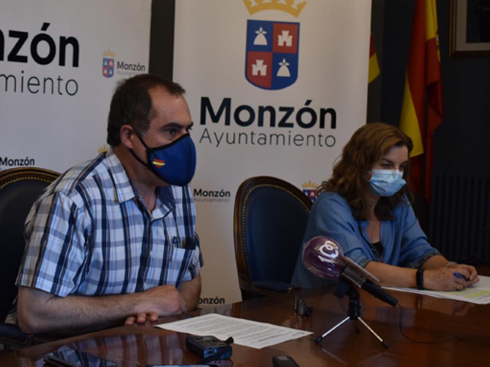 El concejal de Servicios Sociales, Salvador Sarrado, y la trabajadora social del área, Jazmina Hernández