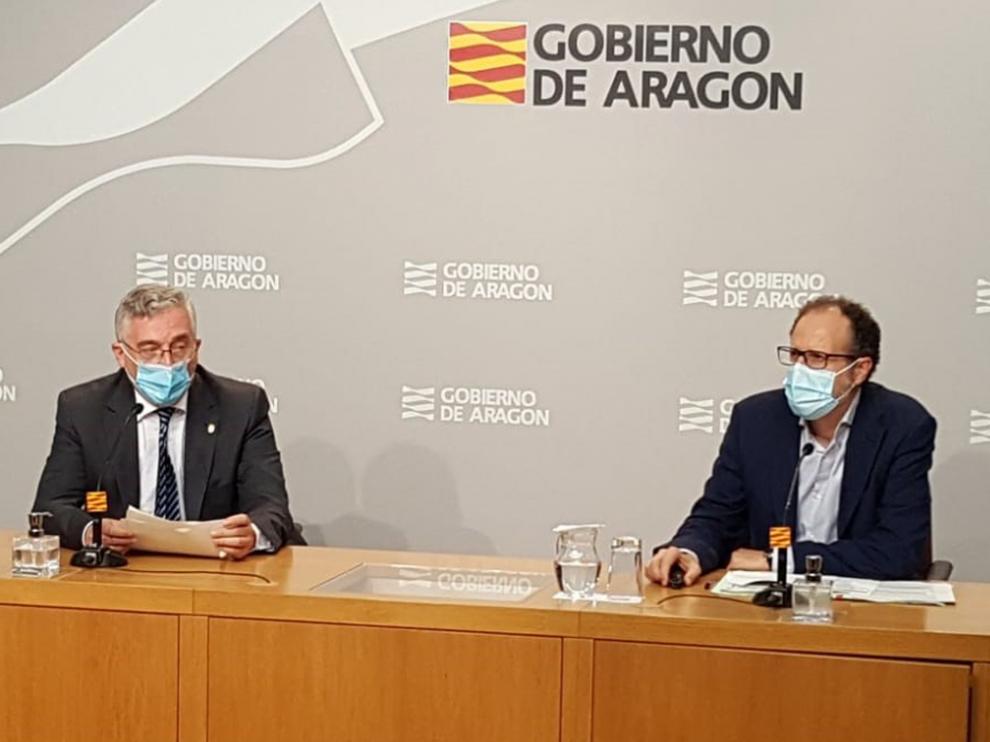 El consejero de Agricultura, Ganadería y Medio Ambiente del Gobierno de Aragón, Joaquín Olona, (izda) y el director general de Desarrollo Rural, Jesús Nogués.