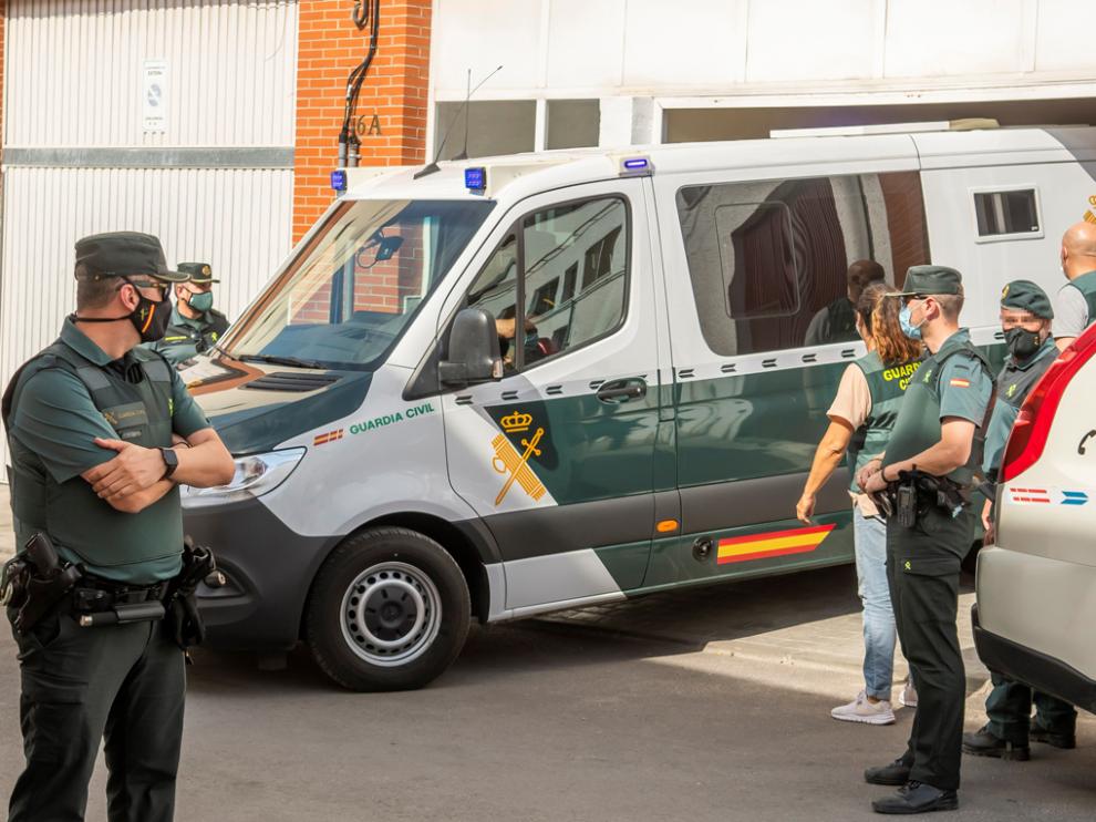 El detenido por el asesinato de Rocío Caíz en Estepa (Sevilla), sale de su domicilio en un furgón de la Guardia Civil tras la reconstrucción de los hechos