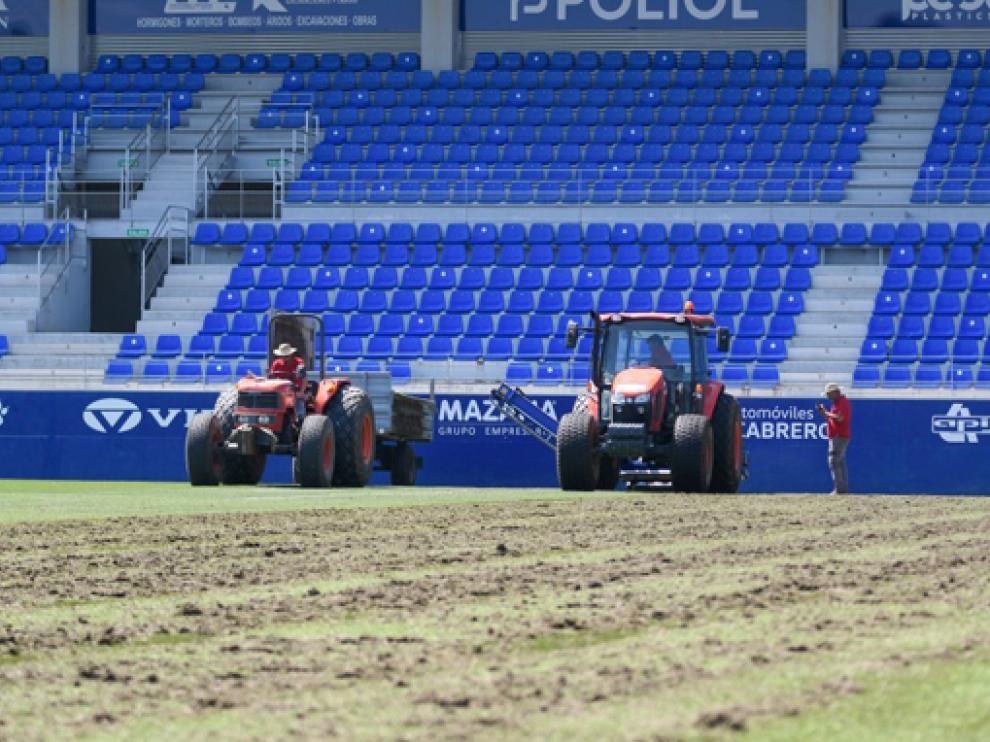 El Huesca ya ha comenzado a acondicionar el terreno de juego para la próxima temporada.