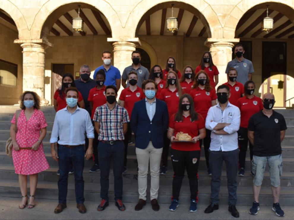 Foto de familia en la recepción del Ayuntamiento al Ciudad de Monzón femenino.