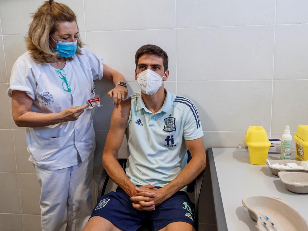 El delantero de la selección Gerard Moreno recibe la vacuna contra el Covid 19