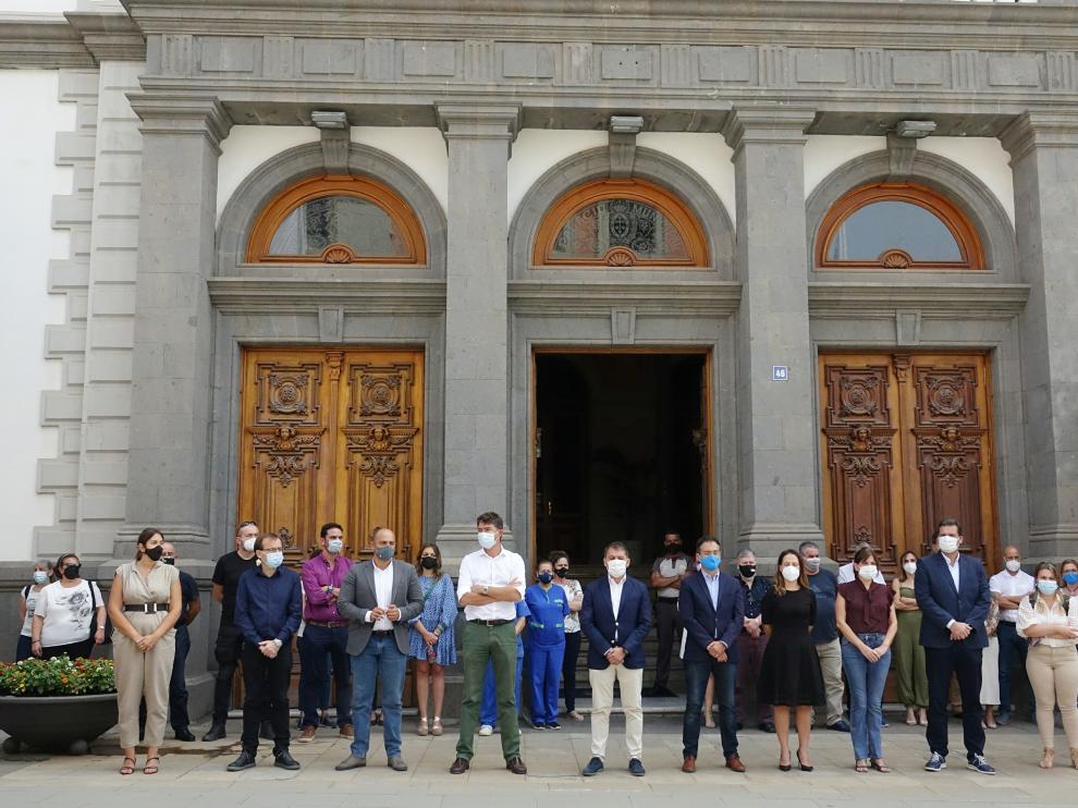 Minuto de silencio en el Ayuntamiento de Santa Cruz de Tenerife en solidaridad con la madre y familia de Anna y Olivia.